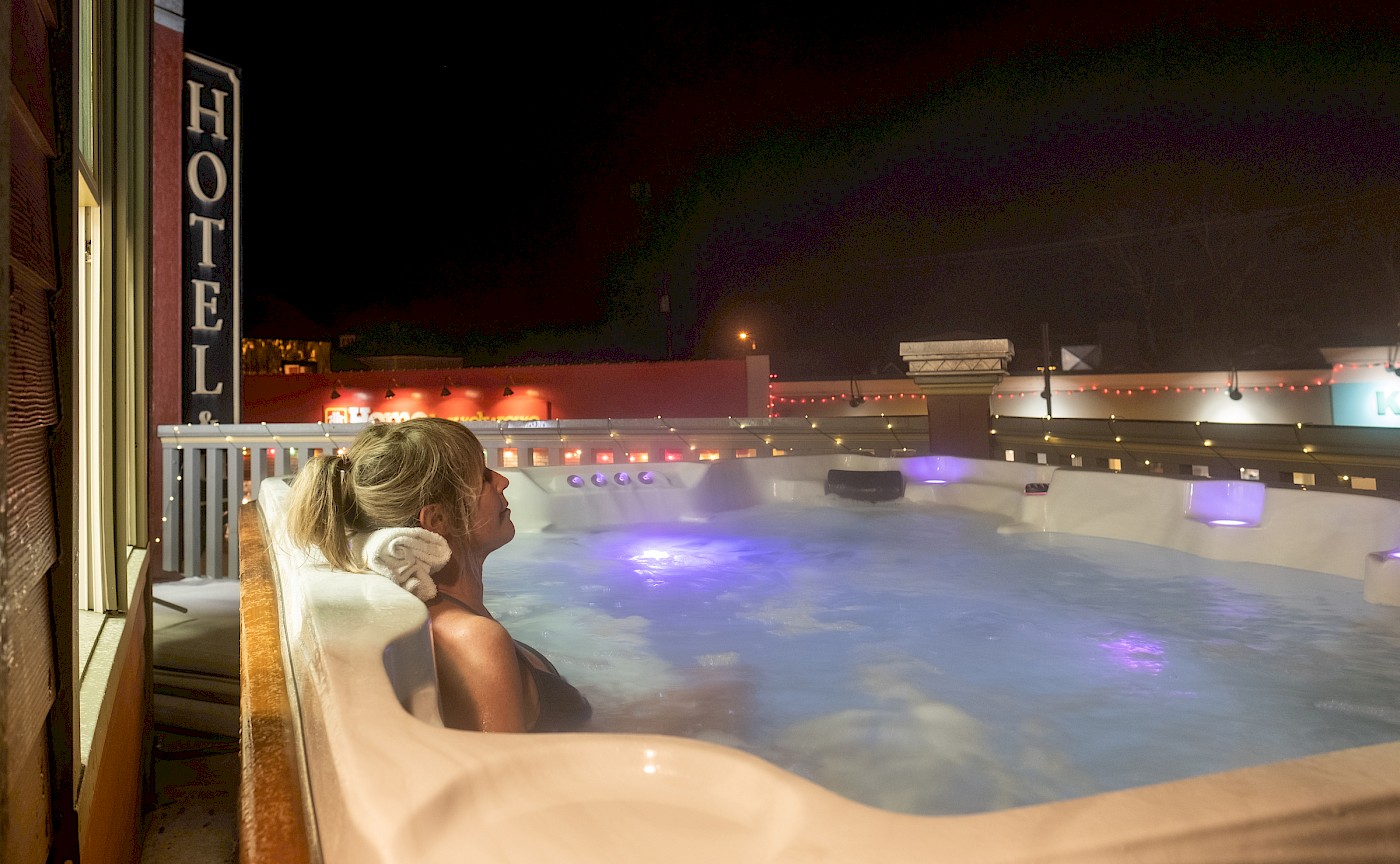 Kaslo Hotel outdoor hot tub